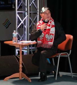 Krzysztof Głombowicz z mikrofonem prowadził imprezę